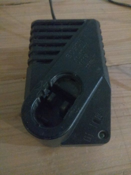 Зарядний пристрій для шуруповерта