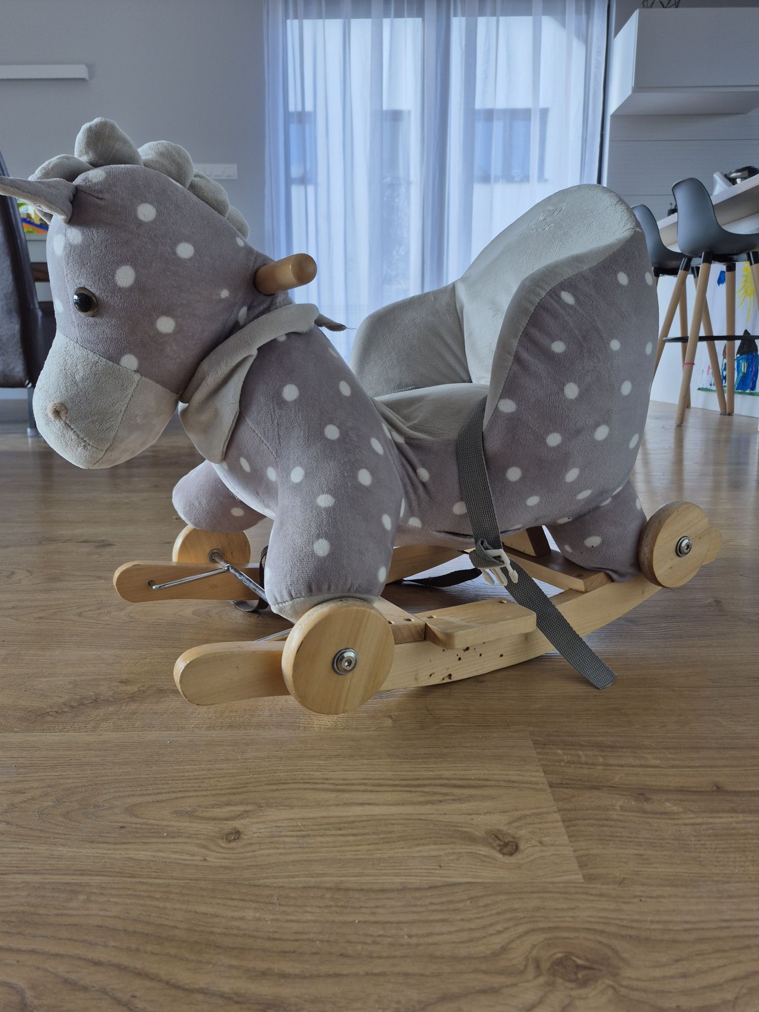 Konik na biegunach z funkcją jeździka