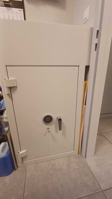 Sejf depozytowy FLENSBURG 36202 z rękawem wrzutowym przez ścianę.