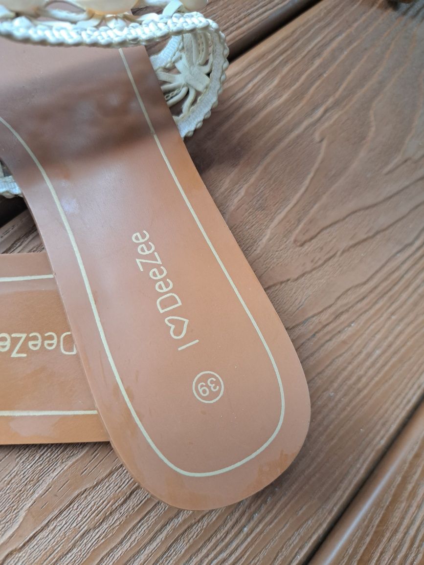 Nowe klapki DeeZee 39 muszelki