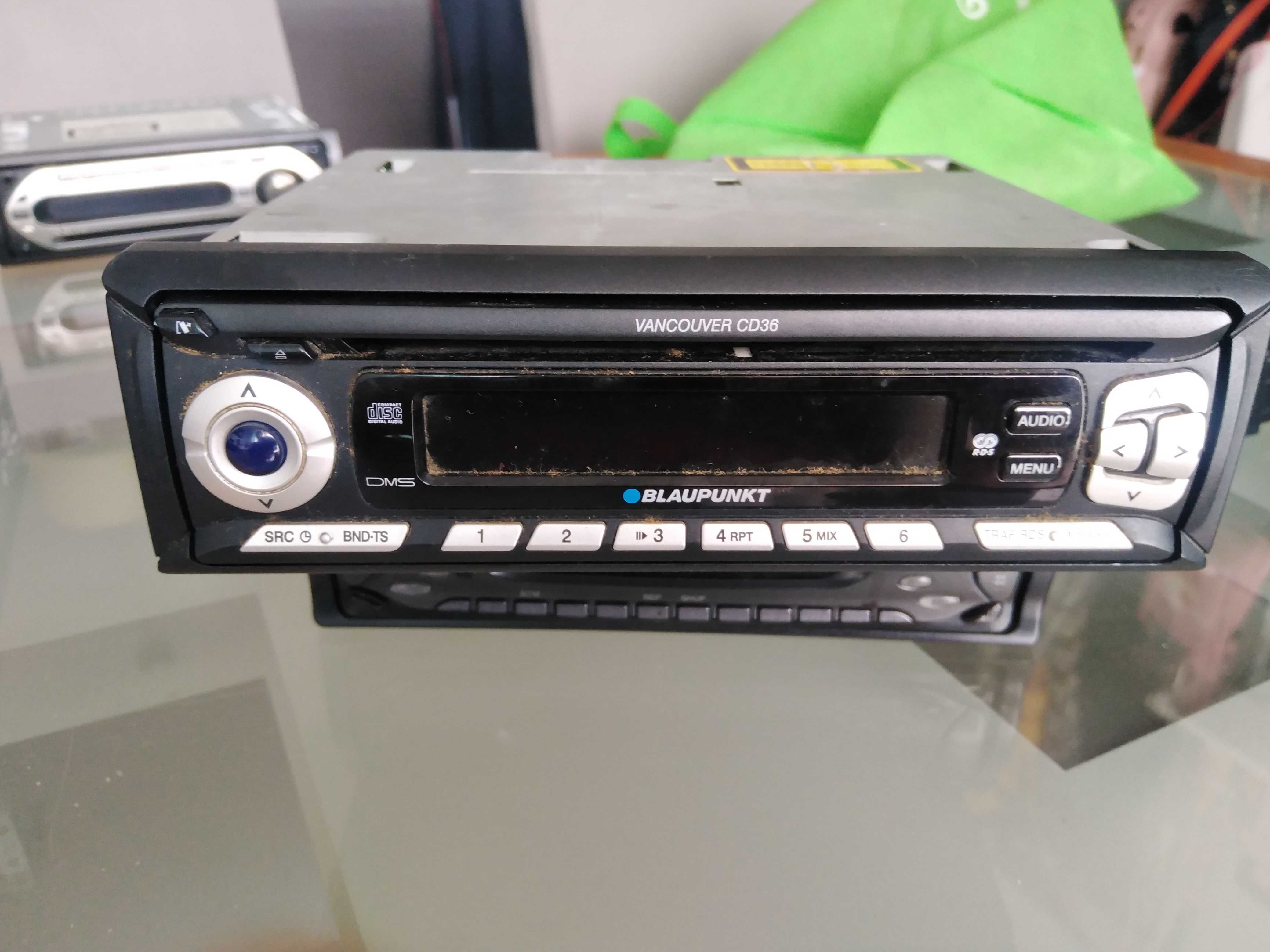 Auto rádios e mala de 10 CDS