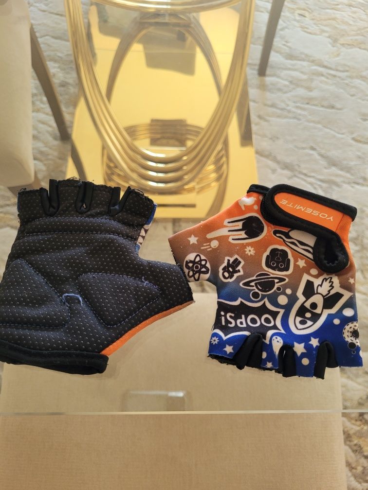 Conjunto Capacete de Bicicleta + Luvas 5-7 anos