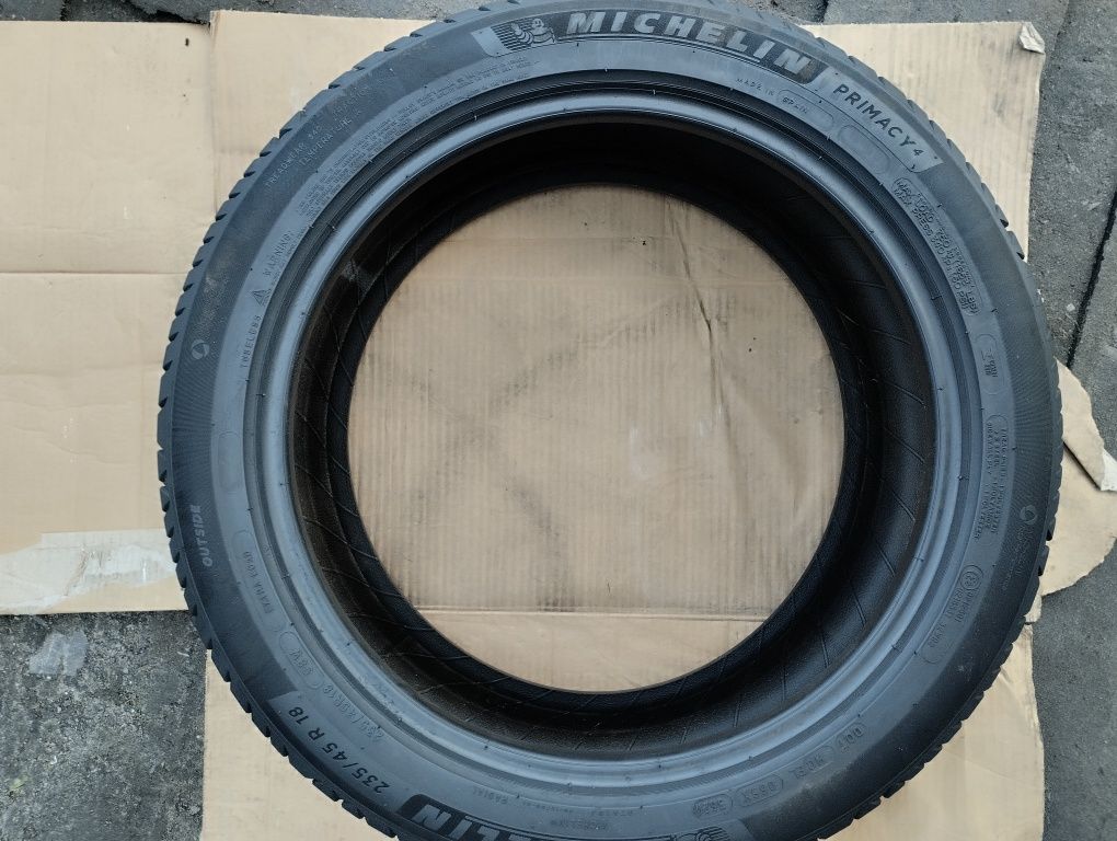 Продам шини 235/45R18