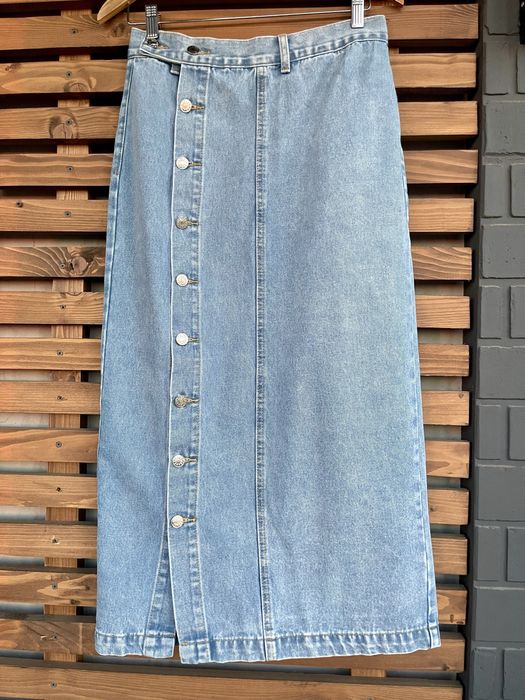 Джинсова спідниця з трендовим розрізом на гудзиках