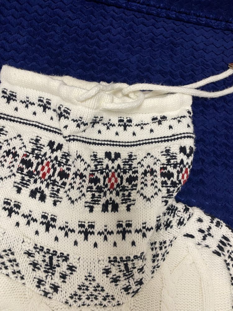 Biały sweter męski