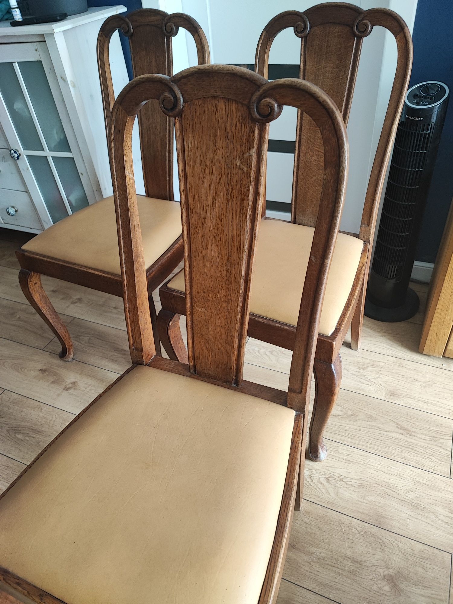 Krzesła drewniane w dobrym stanie