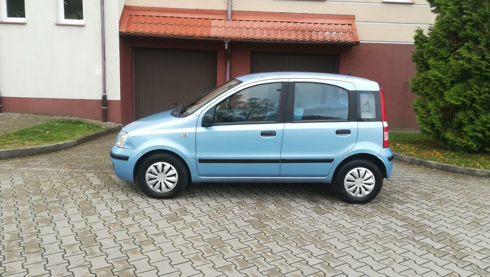 Sprzedam fiata Pandę oszczędna benzyna klima wspoma elektryka .