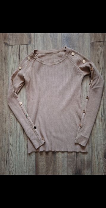 Półgolf prążek z ozdobnymi guzikami