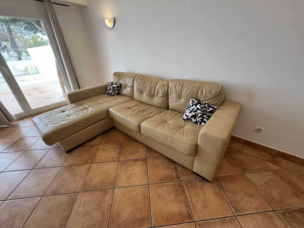 Sofa cama com chaise long faux leather bege