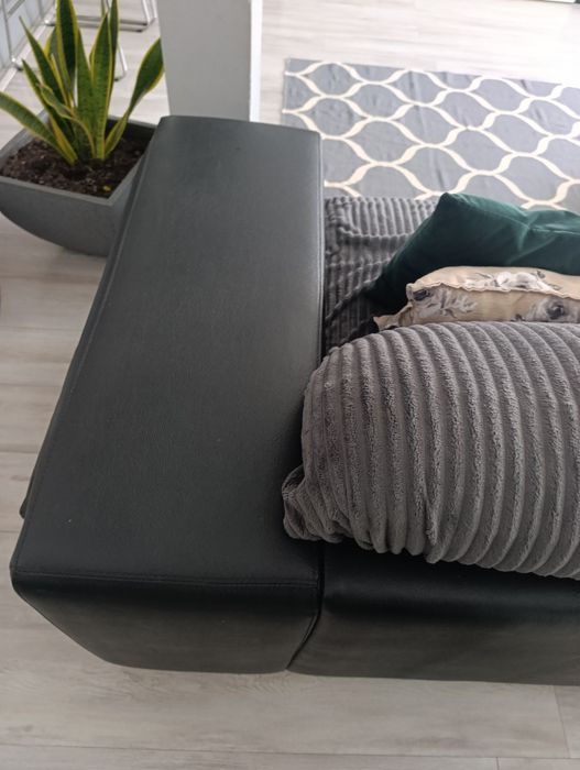 Sofá chaise longue (preto) pele.