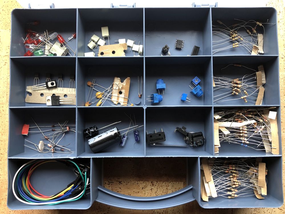 Kit eletrónica com osciloscópio e breadboard