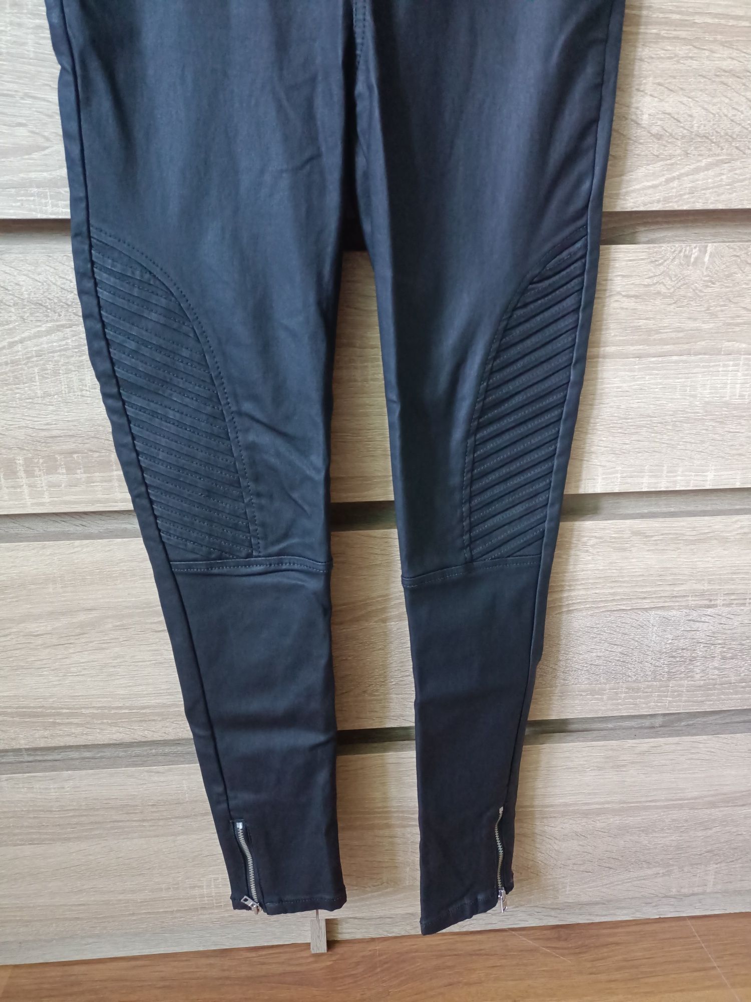 Czarne spodnie skinny rurki woskowane F&F 36/S zip