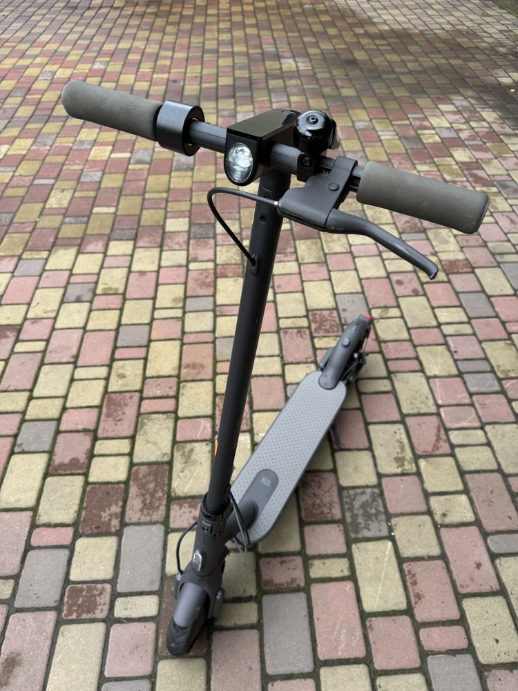 Електросамокат Xiaomi Mi Electric Scooter Essential 2021