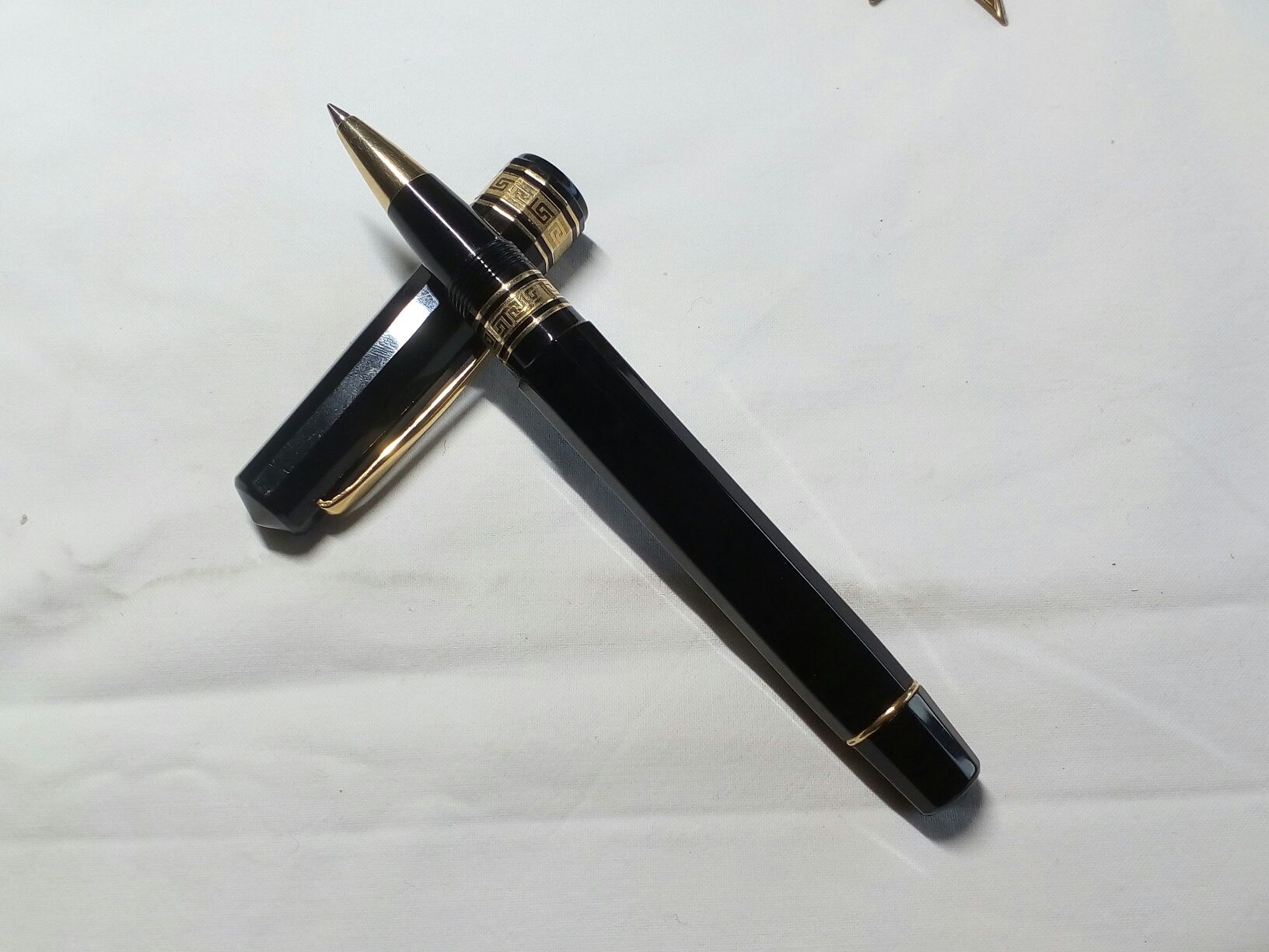 Caneta Rollerball OMAS com inscrição no corpo