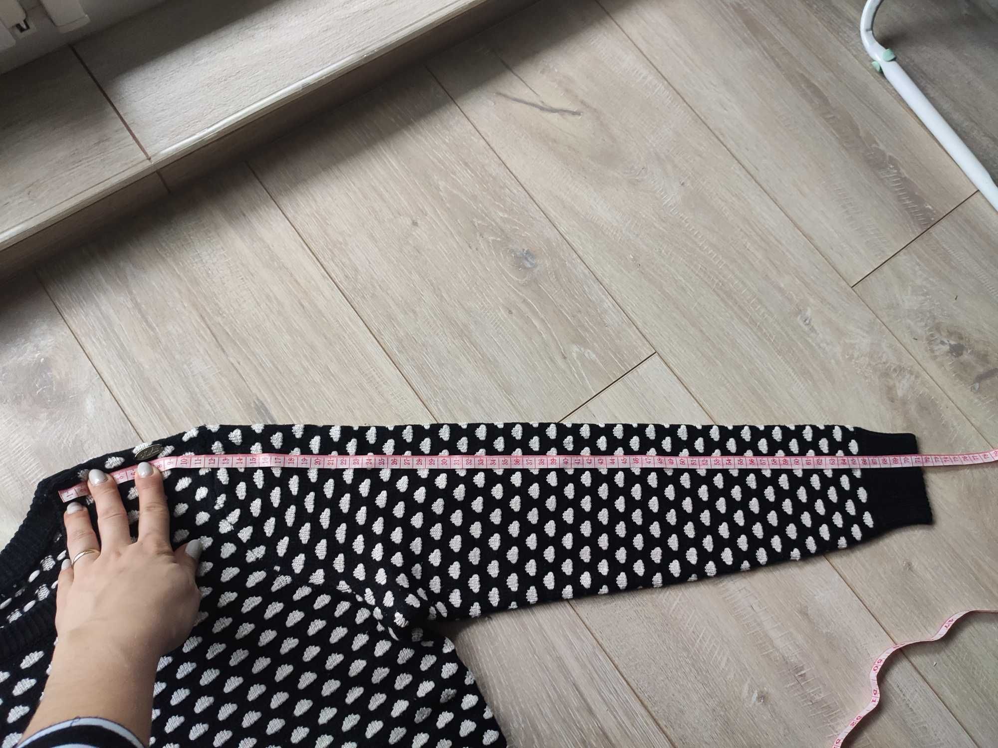 Sweter czarny w biały print Mohito rozmiar M