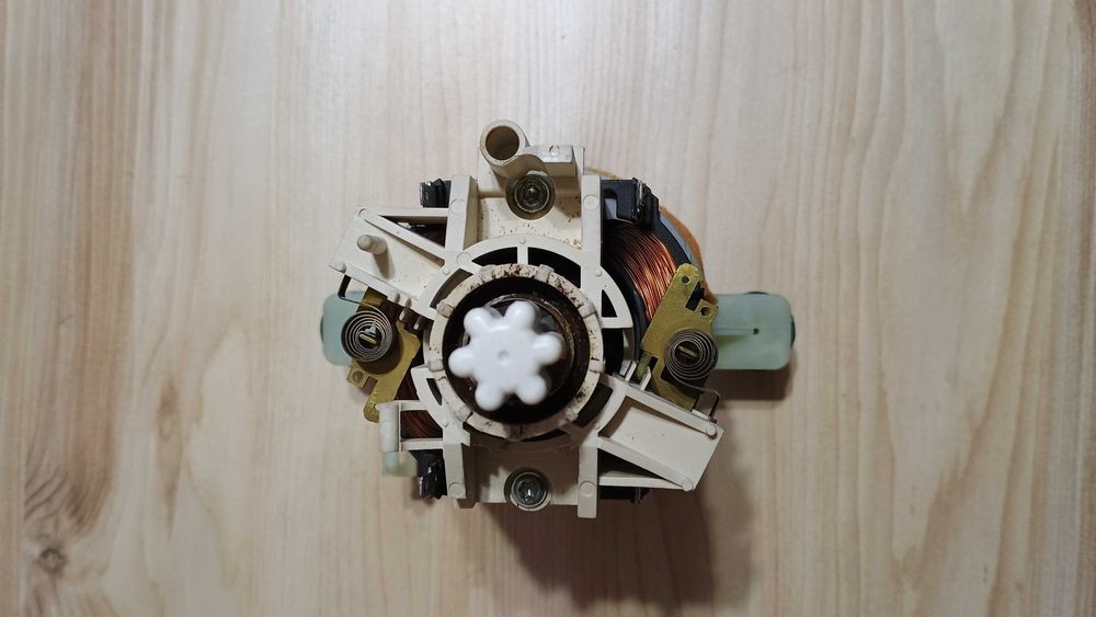 Двигатель 499044 мотор кухонного комбайна Bosch 5180