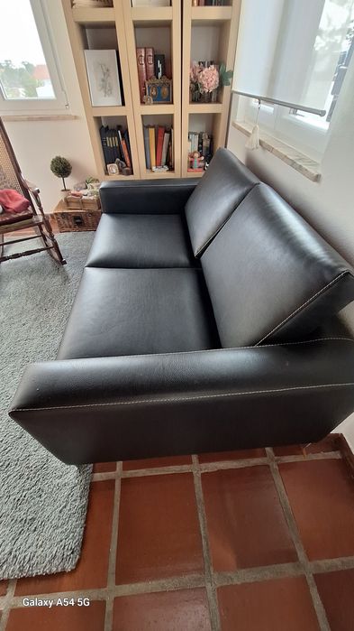 Sofá  em pele preto