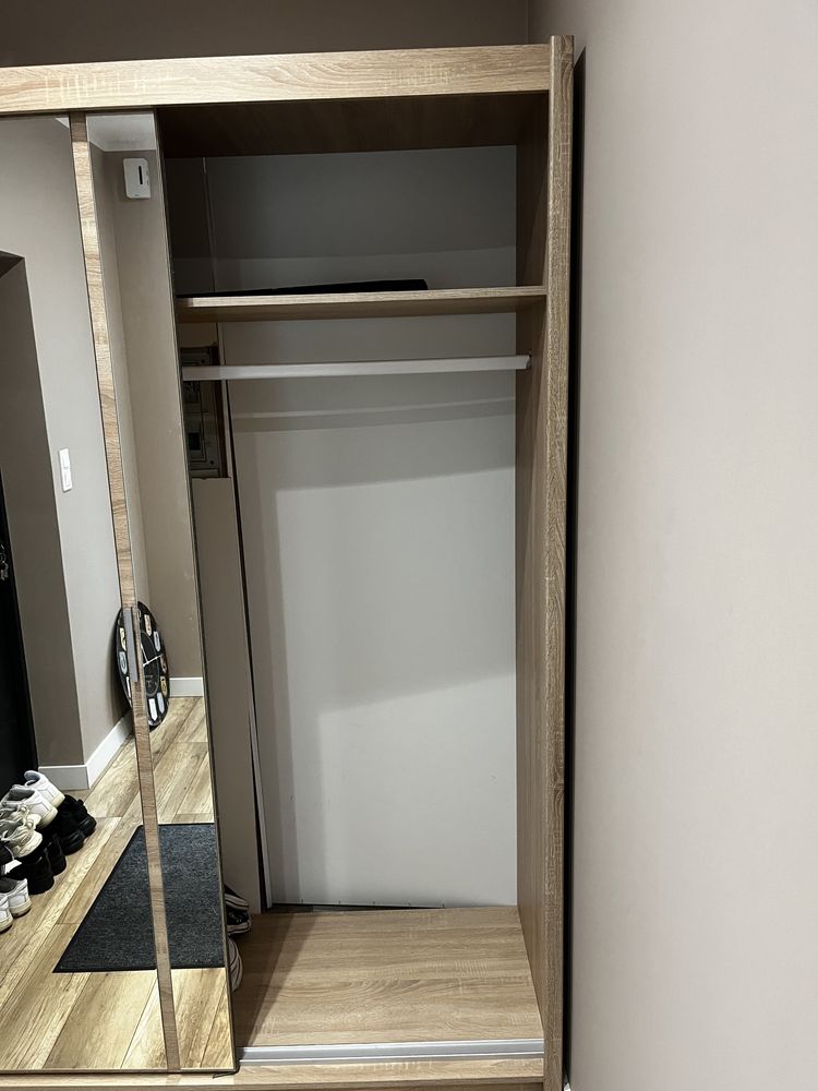 Szafa przesuwna z lustrem