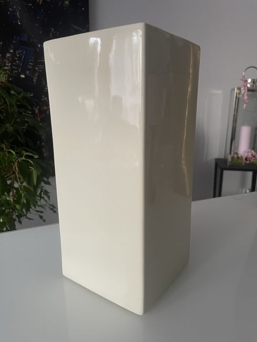 Duży, ceramiczny wazon o kwadratowym przekroju