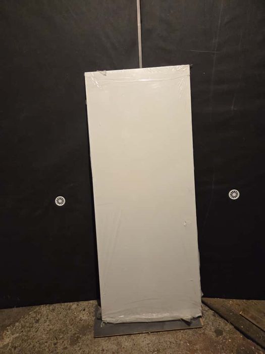 Biały duży parapet z konglomeratu