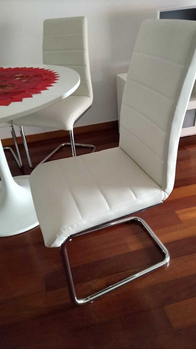 Conjunto Mesa de Jantar com 4 cadeiras de luxo - Imperdível!
