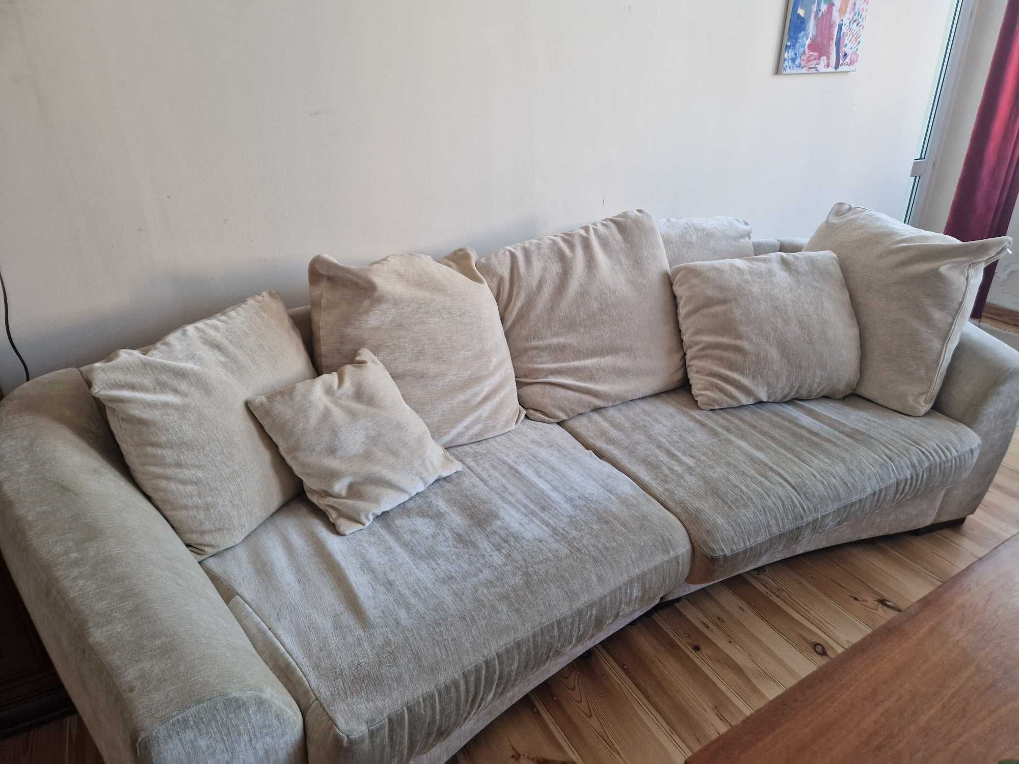 Wygodna sofa z poduszkami