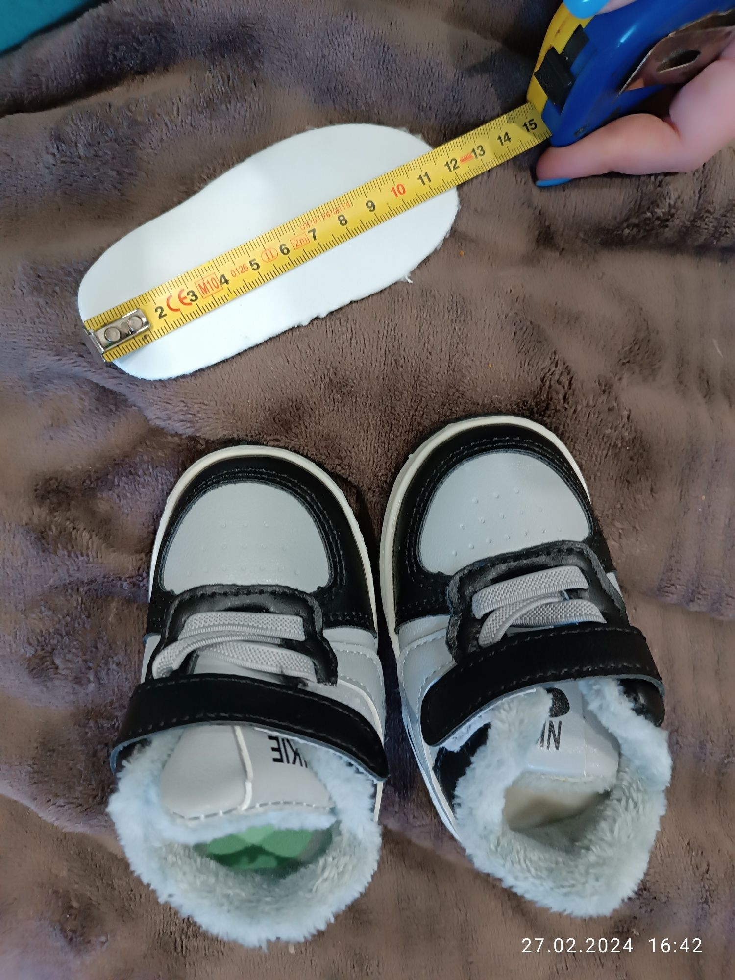 Кросівки зимові дитячі Nike 16 розмір
Довжина устілки 12 см
Стан новий