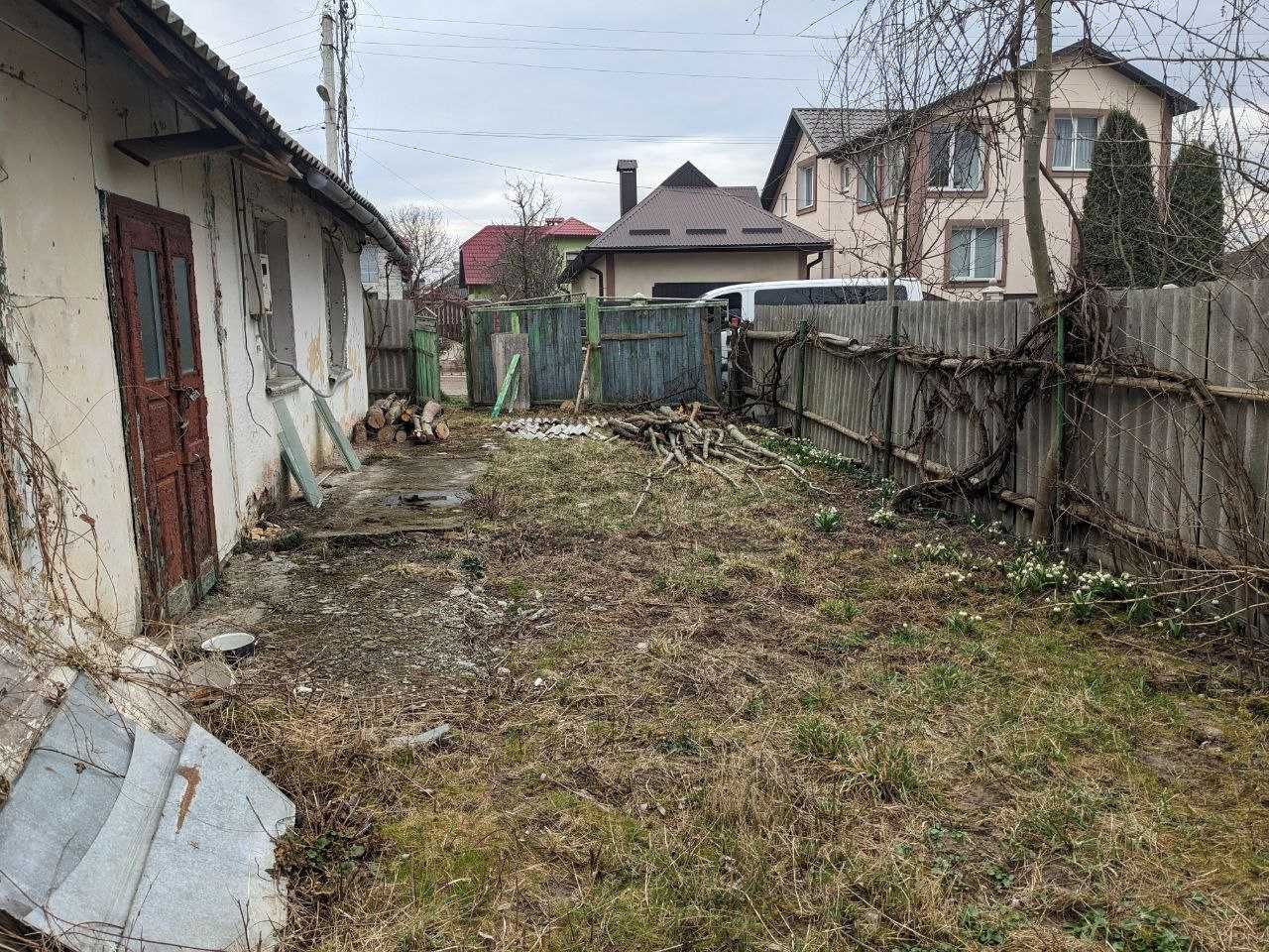 Продається земля 6 сот з будинком 20 м2  у с. Підлісся