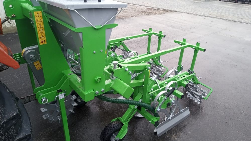 NOWOŚĆ Pielnik do truskawek warzyw z dozownikiem nawozu, gwiazdy,ekran