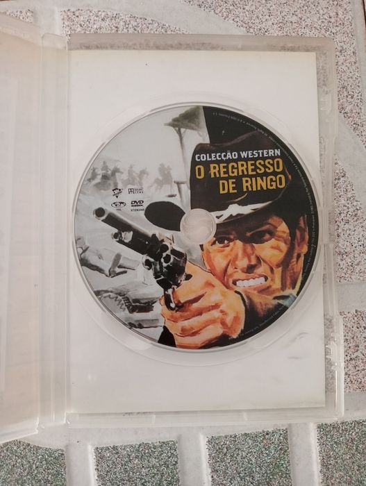 Vendo DVD O Regresso de Ringo