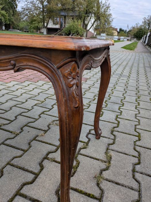 Zestaw mebli w stylu biedermeier – sofa, fotele, taborety, stolik