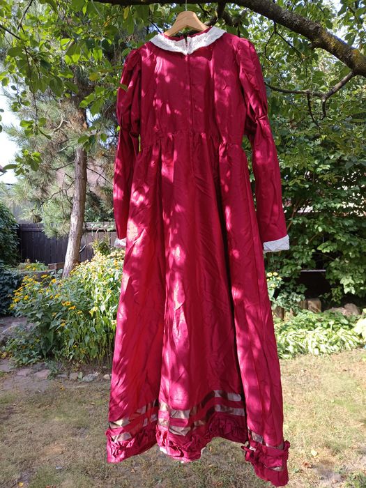 Czerwona suknia z kołnierzykiem