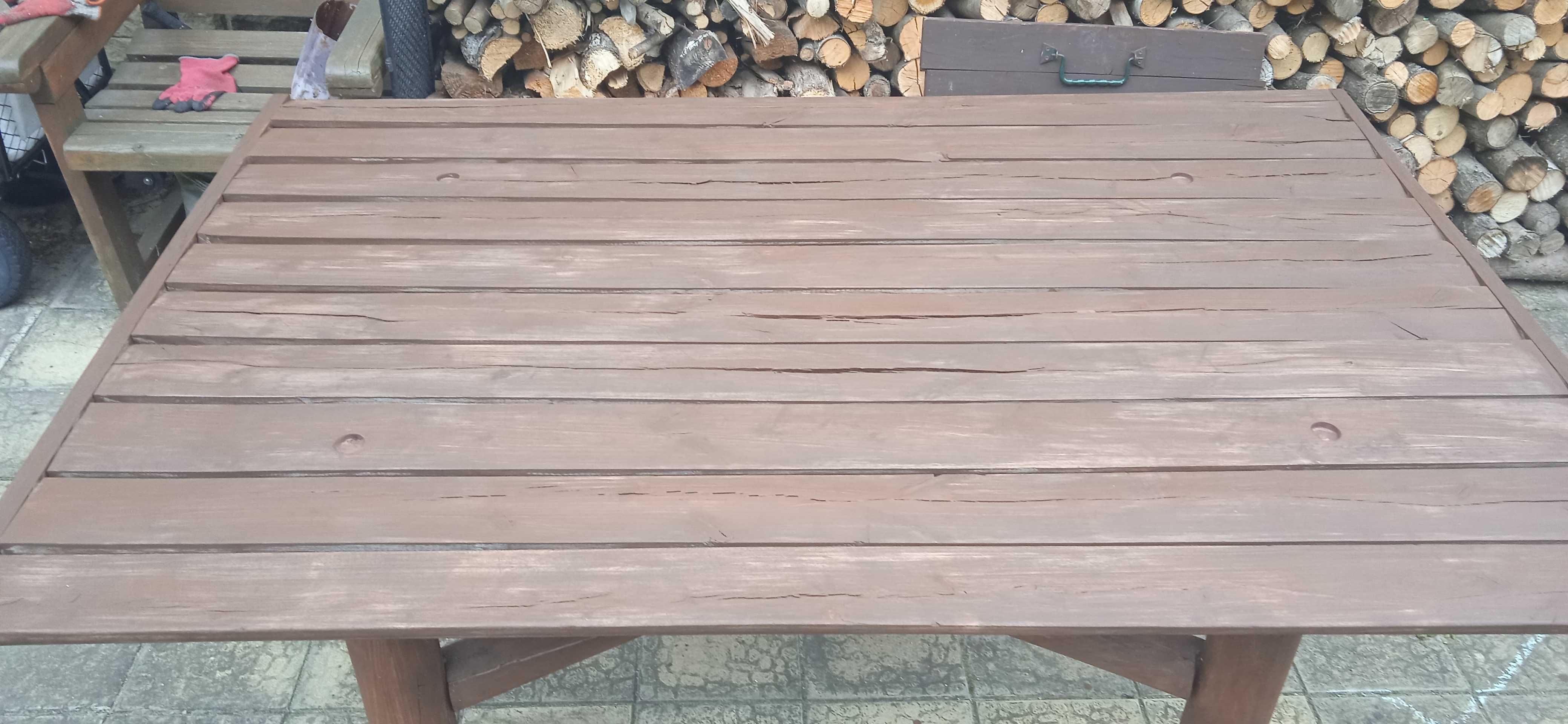 Duży stół biesiadny z litego drewna.