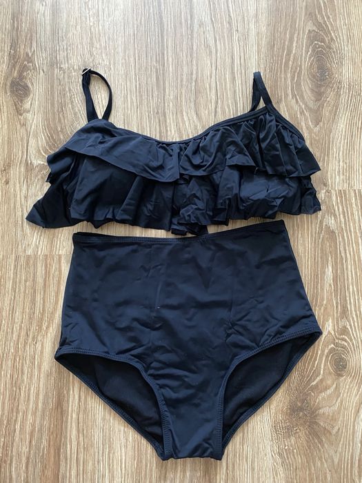 Чорний купальник з рюшами, на завʼясках та високою посадкою