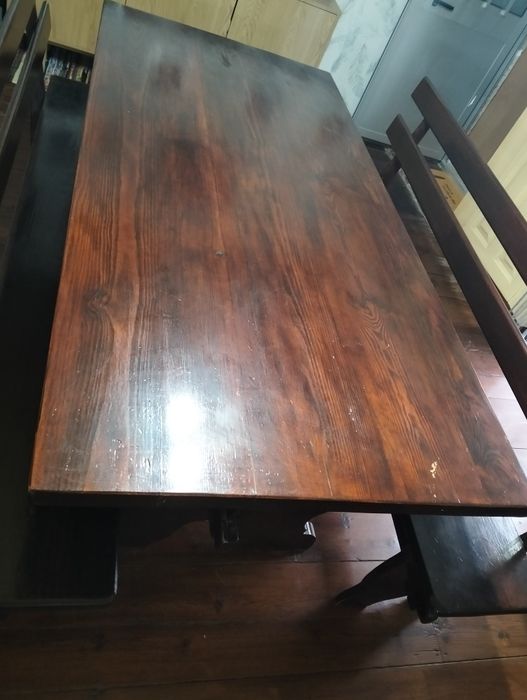Mesa de madeira antiga com bancos corridos