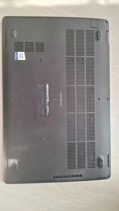 Dell Latitude 5500. Radeon 540X дискретна