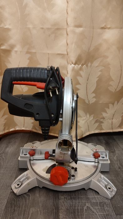 Пила торцовочная 210мм 1400ват 5500 об/мин Intertool