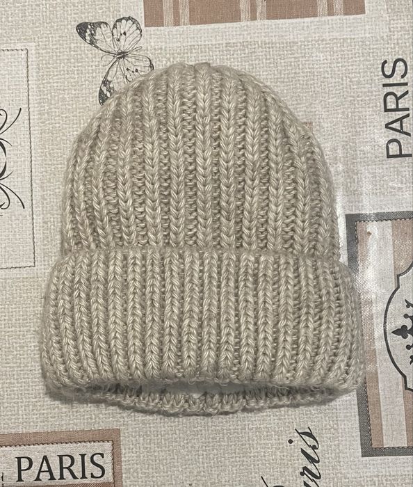 Шапка вязана, бежева, тепла на флісі.