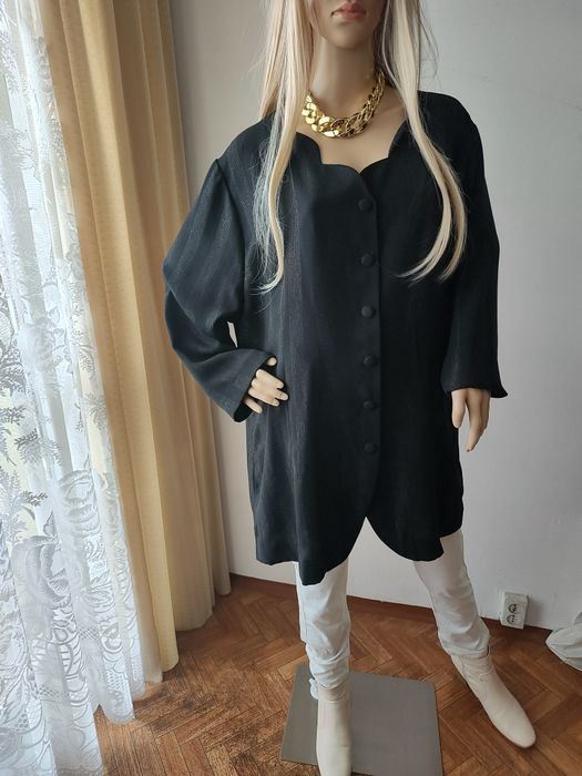 Czarna elegancka tunika oversize z ozdobnym dekoltem i guzikami