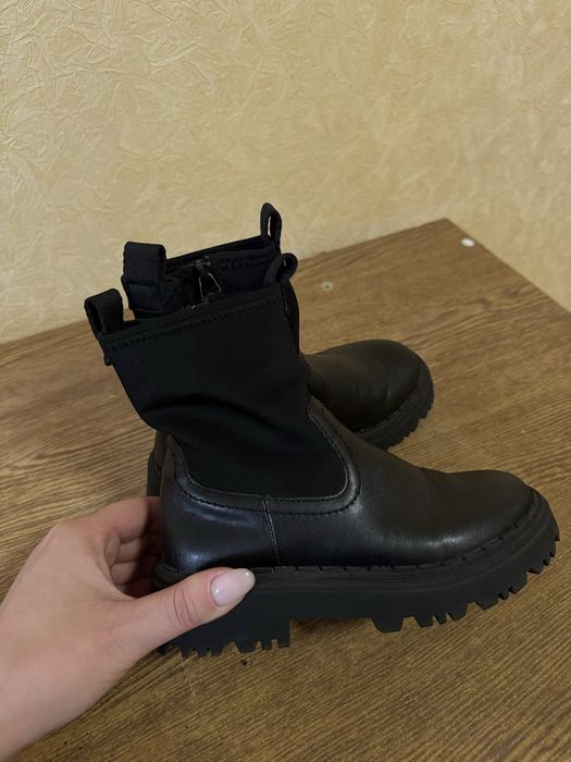 Продам чоботи zara