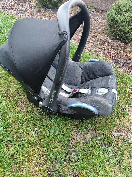 Fotelik samochodowy maxi Cosi z daszkiem i wkładka niemowlęcą.