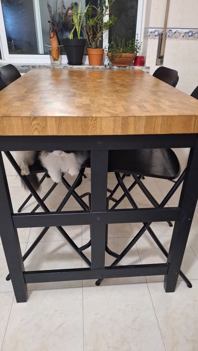 Mesa ilha. Cadeiras são vendidas á parte