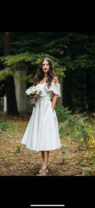 Сукня весільна міді