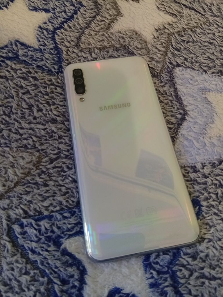 Продаю мобильный телефон Samsung Galaxy A50