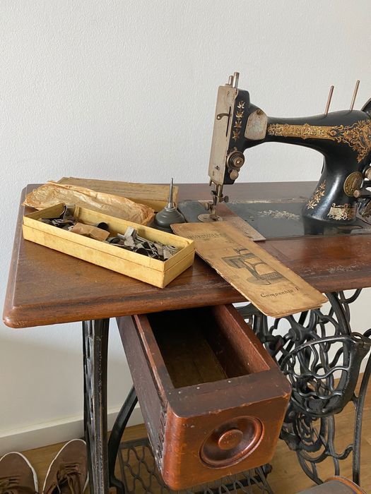 Máquina Singer de 1898 com todos os elementos originais