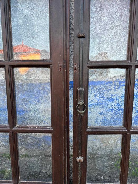 Janelas rústicas em madeira maciça