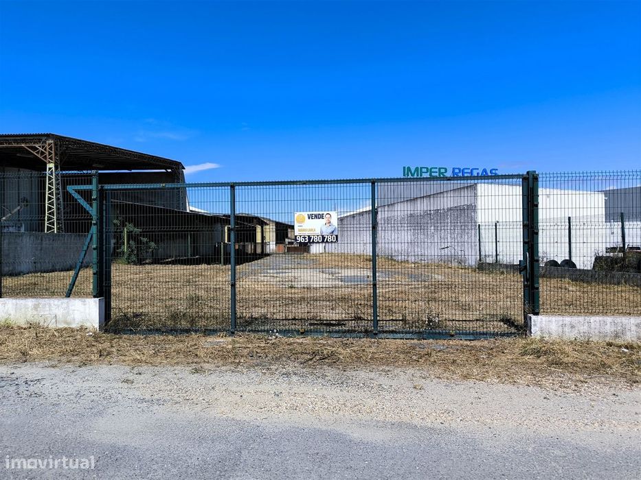 Terreno urbano com 1517 m2, Viabilidade Construção 758m2