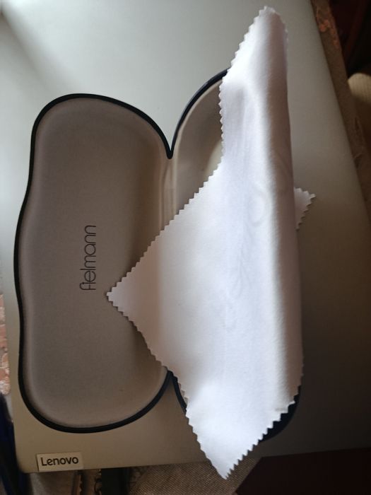 Nowy futerał na okulary Fielmann z nową ściereczką do czyszczenia okul