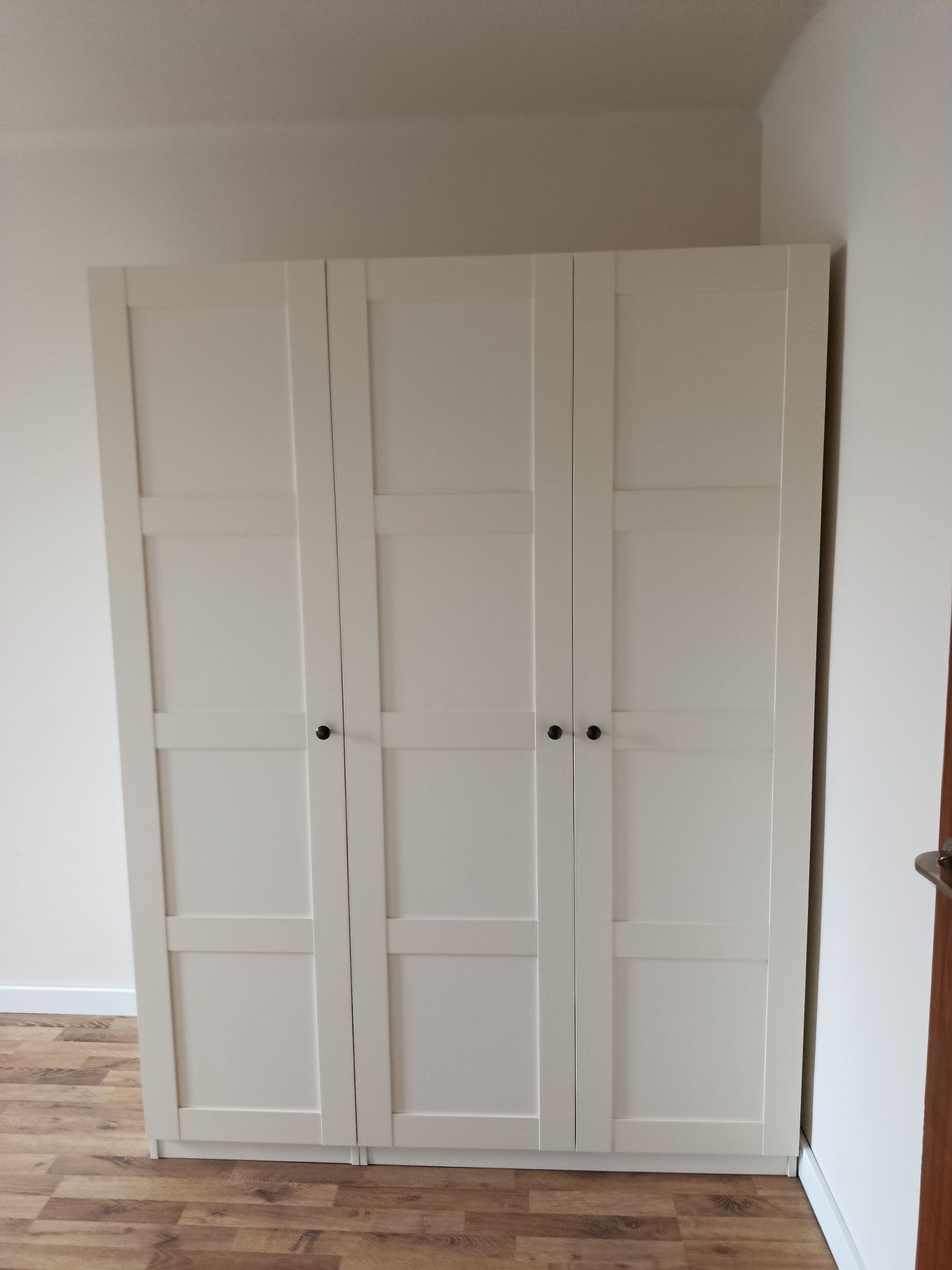 Szafa biała trzydrzwiowa 150x200