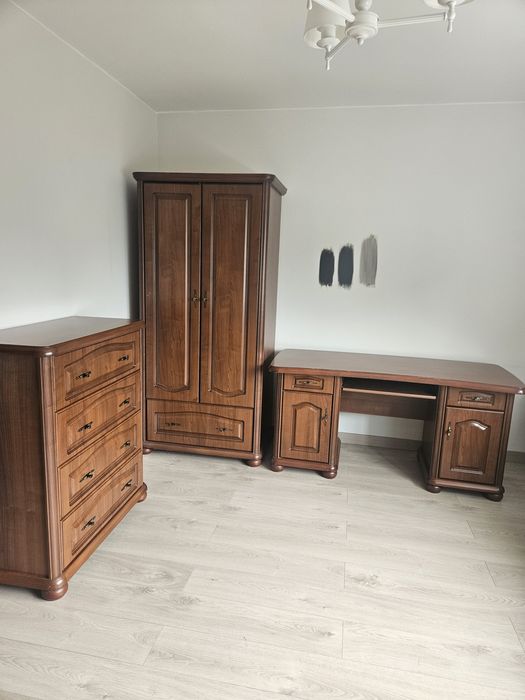 Komplet mebli z rzeźbionymi frontami